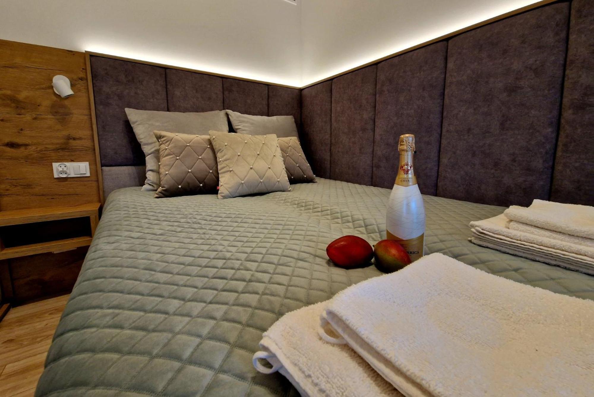 Nowe Domki Deluxe Z Widokiem Na Zatoke Z Basenem I Sauna Oslonino ภายนอก รูปภาพ